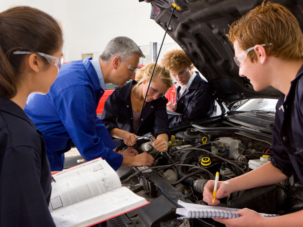 Want To Work A Trades Job? How to Choose Between a Trade School and an Associate Degree